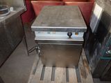 une photo d'une friteuse professionnelle installée dans une cuisine