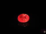 gros plan d'un diamant rouge sur une surface noire