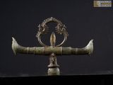 gros plan d'un objet métallique sur une surface noire