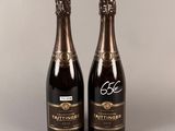 deux bouteilles de vin posées l'une à côté de l'autre sur une table