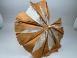 un parapluie en papier replié sur une table