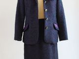 une photo d'un manteau et d'une jupe de femme sur un mannequin