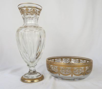 un vase en verre et un bol posés sur une table