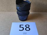 un gros plan sur l'objectif d'un appareil photo posé sur une table