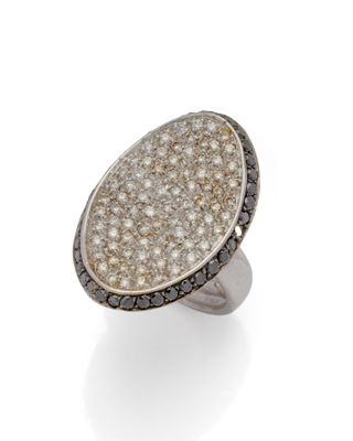 une bague en diamant et or blanc, signée Van Cleef