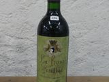 une bouteille de vin posée sur une table