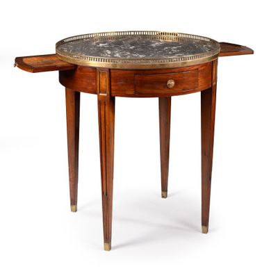 TABLE BOUILLOTTE de style Louis XVI en placage d'acajou, la ceinture o - Photo 1