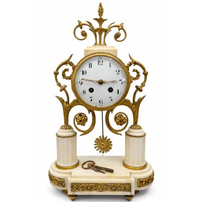 Pendule portique de style Louis XVI en bronze doré et marbre…