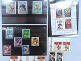 il y a beaucoup de timbres sur le mur de cette pièce