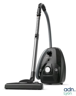 un gros plan d'un aspirateur noir sur fond blanc