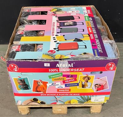 une caisse contenant des articles variés, posée sur une palette