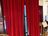 un rideau rouge suspendu au plafond dans un salon