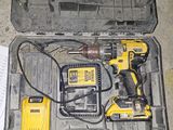une trousse à outils posée sur le sol