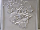 une assiette blanche ornée d'une fleur, posée sur une table