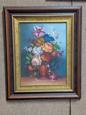 une peinture de fleurs dans un vase accrochée au mur