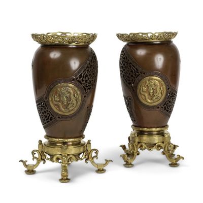 deux vases marron posés l'un sur l'autre sur une surface blanche