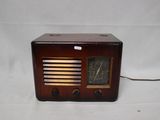 une vieille radio posée sur une surface blanche