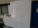 un réfrigérateur placé dans une pièce dont la porte est bleue