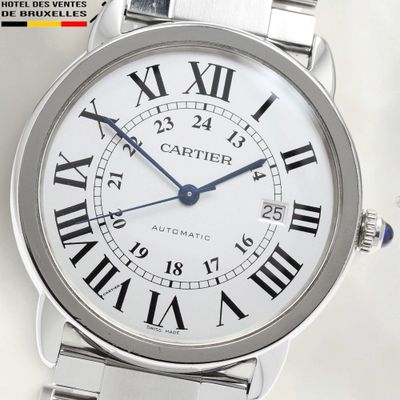 une montre-bracelet en argent avec des chiffres romains