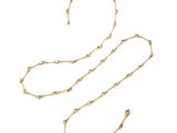 un ensemble composé d'un collier et d'un bracelet en or sur fond blanc