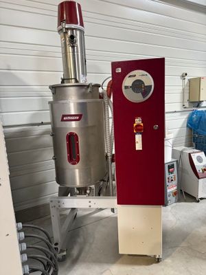 une machine qui se trouve à l'intérieur d'un bâtiment
