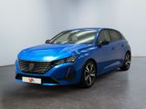 Une voiture bleue est garée dans une pièce aux murs blancs.