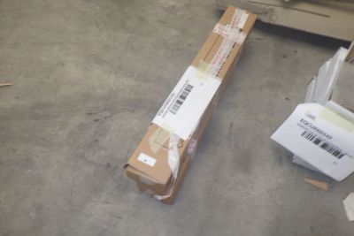 une boîte en carton posée sur le sol à côté d'une boîte en carton