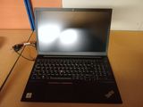 un ordinateur portable posé sur un bureau avec une souris