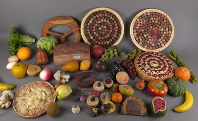 de nombreux fruits et légumes de toutes sortes sur la table