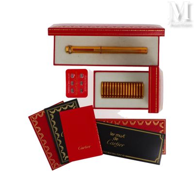 une boîte rouge contenant un stylo et un bloc-notes