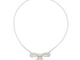 un collier avec un nœud sur une chaîne