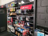un vaste rayon d'appareils électroniques dans un magasin