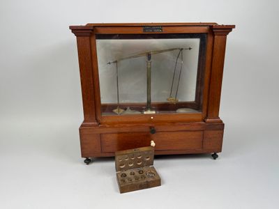 une petite horloge en bois surmontée d'un pendule