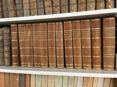 beaucoup de vieux livres sur une étagère dans une bibliothèque