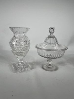 deux vases en verre et un bol en verre posés sur une surface blanche