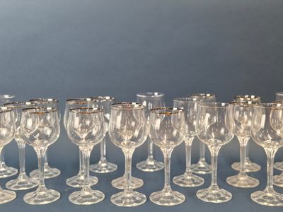 un grand nombre de verres à vin alignés les uns à côté des autres