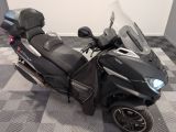 une moto garée sur un sol en damier