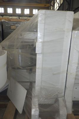 une grande pile de cartons blancs dans un entrepôt