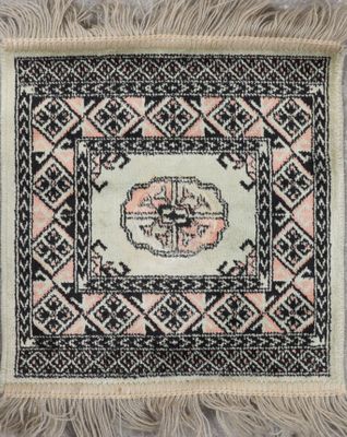 ASIE CENTRALE. Tapis en laine à décor de médaillon central s…