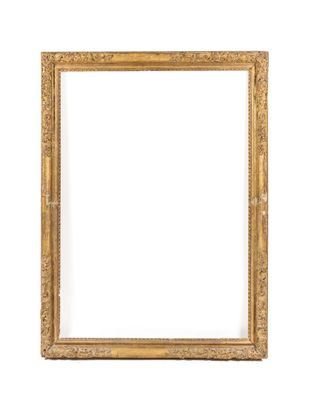 un cadre doré sur un mur blanc, avec un fond blanc