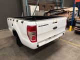 une camionnette blanche garée dans un garage