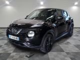 Le SUV Nissan Juke noir est garé dans une grande pièce.