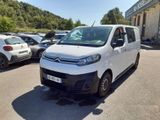 la camionnette blanche est garée dans le parking à côté d'autres voitures