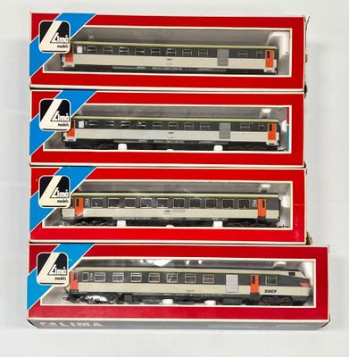 quatre wagons en forme de boîte empilés les uns sur les autres sur une surface blanche