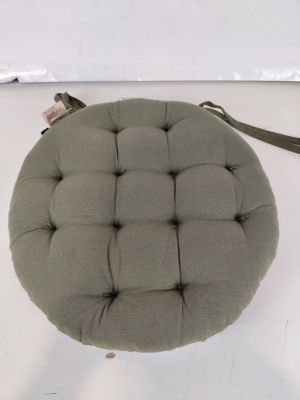 le coussin d'assise est en tissu épais et se ferme à l'aide d'une fermeture à glissière