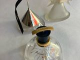 deux flacons de parfum posés l'un à côté de l'autre sur une table