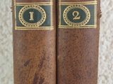 deux vieux livres posés sur une table l'un à côté de l'autre