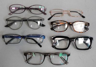 7 paires de lunettes de vue