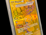 une carte Pokémon dans un étui en plastique sur fond noir