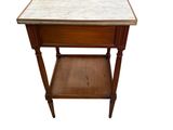 une petite table sur laquelle se trouvent deux bols